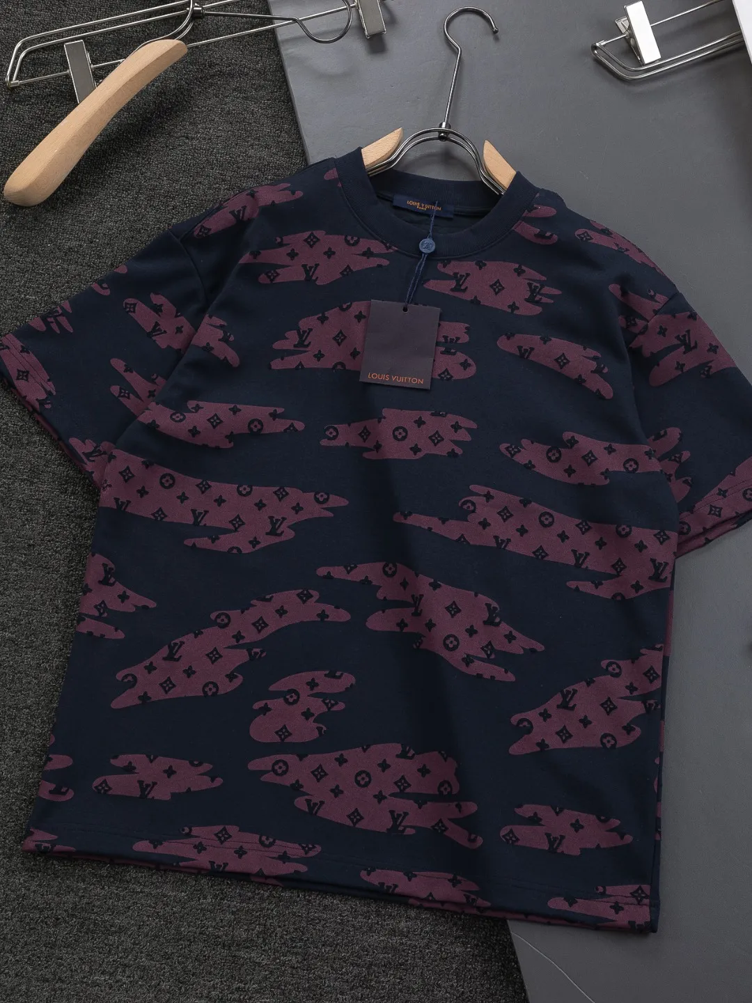 🅿️210 Louis Vuitton 1V LV micro-wide version S-XL LV 26ss new product counters are on the shelves at the same time. Multiple craftsmanship, composite fabrics, all-over cutting🔥Fire flower clouds☁️letter logo🪡 embroidery, round neck short-sleeved T-shirt, same style for men and women! Consigned to one-to-one creation. Synchronized with the official website, pure cotton fabrics at the counter! It is close to the skin and comfortable, durable and easy to wear. It has a classic and simple logo design and meticulous original craftsmanship. Short-sleeves, a must-have item for men, do not appear to be the same for the general public, but must be unique and eye-catching. This LV short-sleeve is all about quality, comfort, the same shape and fashion as always, including fabrics and cutting techniques. All of them have been made with great effort! 320 grams of washed pure cotton fabric, pure cotton is breathable, very refreshing and comfortable for daily wear. The rib knitting on the neckline is smooth and tight, and the neckline will not be skewed if you toss it at will. The loose version, you will find that it looks really good on the upper body. The overall is minimalist and neat, super versatile for daily use! Pair it casually with a pair of pants for a youthful look. A T-shirt will make your outfit crazy. It is a fashionable item that can never go wrong! Color: Black White Gray Purple Size: S-XL Size chart: S: Shoulder width 50-Bust 56-Length 70 M: Shoulder width 52-Bust 57-Length 72 L: Shoulder width 54-Bust 59-Length 74 XL: Shoulder width 56-Bust 62-Length 76